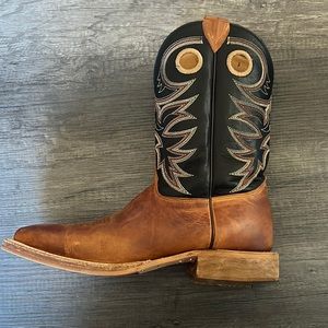 Mens western Justin boots worn maybe 3 or 4 times. All offers are welcome!